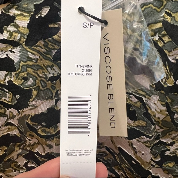 TAHARI Women's Top | Olive Green | Abstract Print Short Sleeve | NWT Size SM - Picture 12 of 15